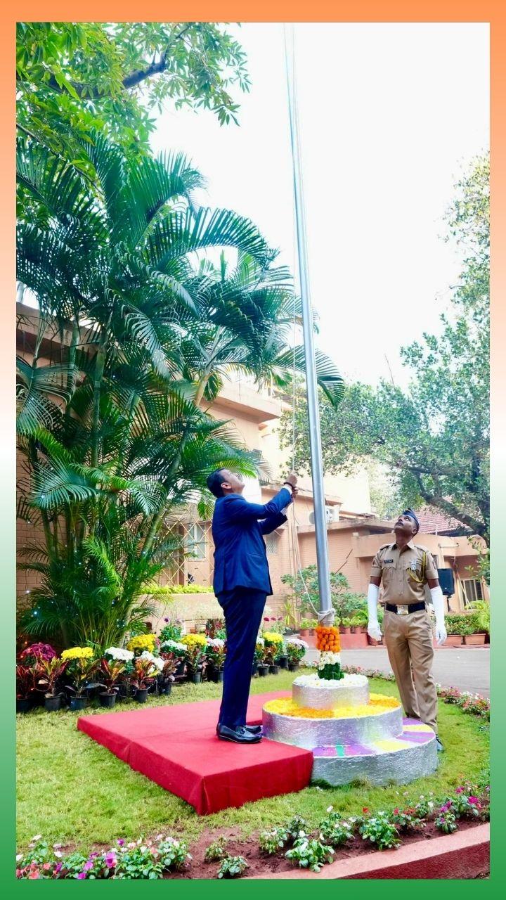 मुख्यमंत्री देवेंद्र फडणवीस यांनी वर्षा या शासकीय निवासस्थानी ध्वजावतरण केले आहे. 